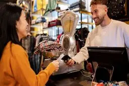 ترفند فروش بیشتر در مغازه + 7 نکته مهم جذب مشتری
