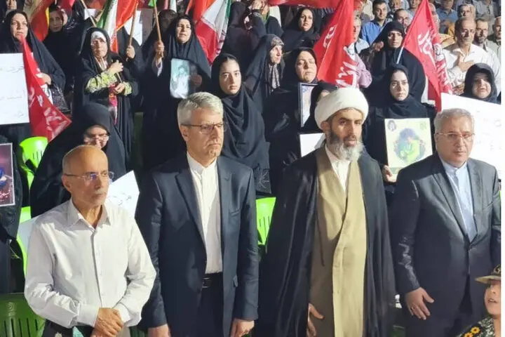 بقایی در جمع خانواده شهدای لامرد