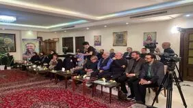 مجریان تلویزیون به دیدار خانواده شهید علی لاریجانی رفتند / اقبال واحدی هم بود + عکس