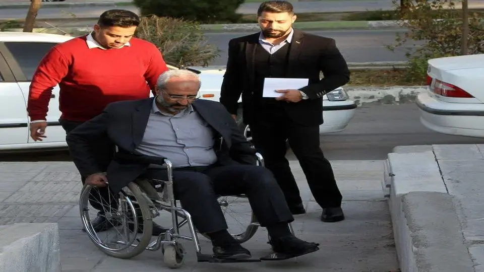 فرماندار اصفهان در اقدامی عجیب با صندلی چرخدار به مراسم تجلیل از معلولان رفت!


