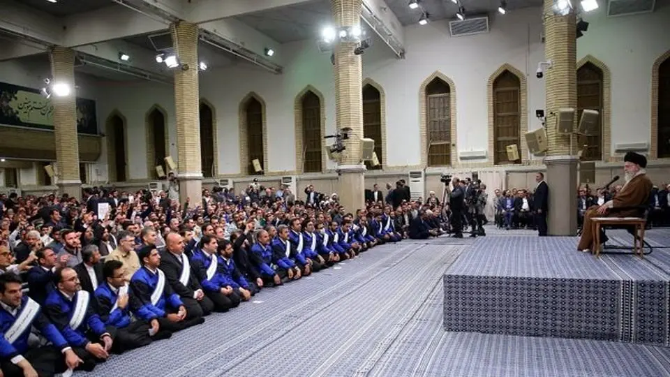 Leader receives group of workers on labor's week occasion