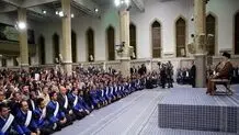 Leader receives group of workers on labor's week occasion
