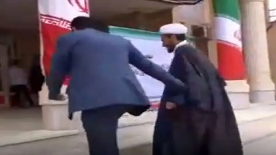درگیری امام جمعه و بخشدار بر سر میکروفن/ ویدئو

