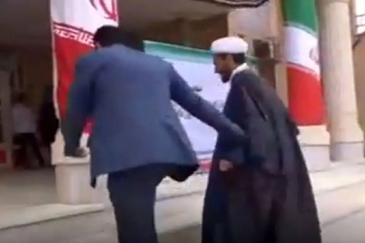 درگیری امام جمعه و بخشدار بر سر میکروفن/ ویدئو

