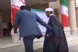 درگیری امام جمعه و بخشدار بر سر میکروفن/ ویدئو

