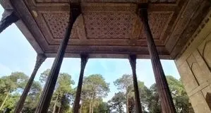 حلقه انسانی دور چهلستون تشکیل شد