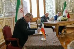 ادای احترام سفرا و نمایندگی‌های خارجی به قربانیان حادثه بندر شهید رجایی+عکس

