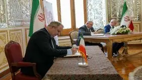 ادای احترام سفرا و نمایندگی‌های خارجی به قربانیان حادثه بندر شهید رجایی+عکس
