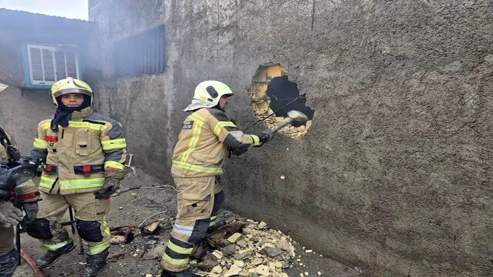 آتش‌سوزی در کارگاه رنگرزی شهرک گلریز جان یک نفر را گرفت + ویدیو