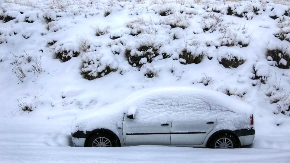 دفن شدن خودروهای بانه زیر برف/ ویدئو
