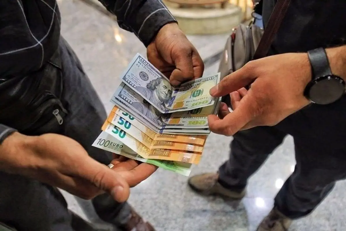 پلیس: یک دلال ارز را با ۶۰ هزار دلار بازداشت کردیم/ موجب رشد قیمت ارز شده بود

