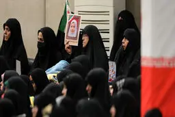 قاب عکس دانش‌آموز شهید جنگ ۱۲ روزه در بیت‌رهبری + عکس