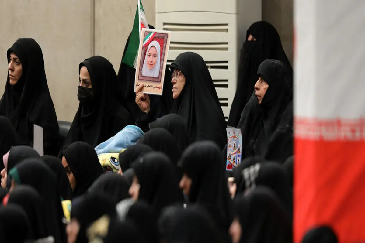 قاب عکس دانش‌آموز شهید جنگ ۱۲ روزه در بیت‌رهبری + عکس