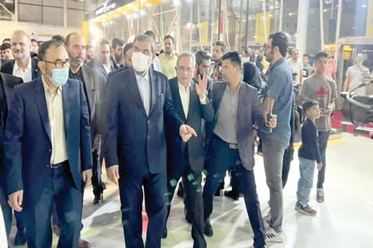 بازدید محسن رضایی از غرفه گروه بهمن در نمایشگاه خودرو مشهد
