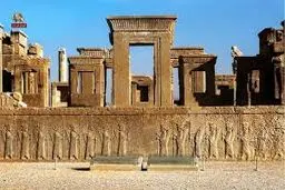 فرونشست به ۱۰ متری نقش رستم رسید 
