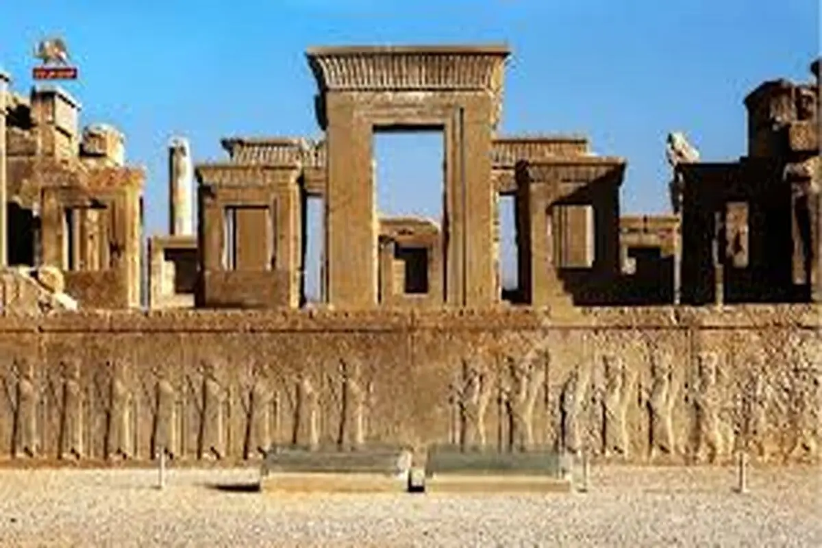 فرونشست به ۱۰ متری نقش رستم رسید 