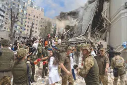 جنگ در خیابان، خانه و مدرسه
