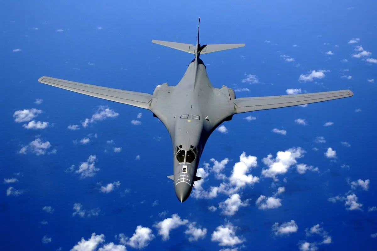 بمب‌افکن استراتژیک «B-1B» آمریکا از بریتانیا به پرواز درآمد