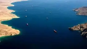 یک منبع نظامی: تنگه هرمز همچنان مسدود و ادعای سنتکام بی‌اساس است