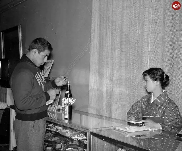 «غلامرضا تختی در حال خرید از یک مغازه در ژاپن»؛ سال ۱۳۳۷