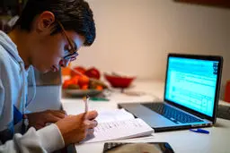 استمرار آموزش دانش‌آموزان به صورت مجازی و آفلاین تا پایان فروردین