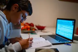 استمرار آموزش دانش‌آموزان به صورت مجازی و آفلاین تا پایان فروردین