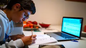 استمرار آموزش دانش‌آموزان به صورت مجازی و آفلاین تا پایان فروردین