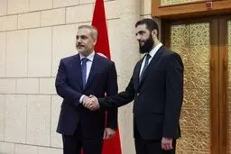 ویدیو / تصاویری از در آغوش گرفتن جولانی توسط وزیرخارجه ترکیه
