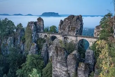 پلی سنگی در «کوهستان ماسه‌سنگی البه»، ساخته شده در ۱۸۵۱، ایالت ساکسونی، آلمان