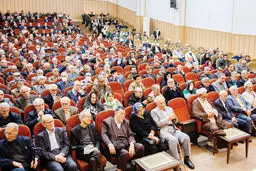 سیاستمدارِ مبارزی که سلاح بر زمین گذاشت و قلم به دست گرفت