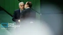توزیع شبنامه علیه صالحی امیری در صحن علنی مجلس توسط پایداری‌ها/ تصویر