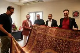 هدیه نفیس زنوزی به اسکوچیچ/ عکس