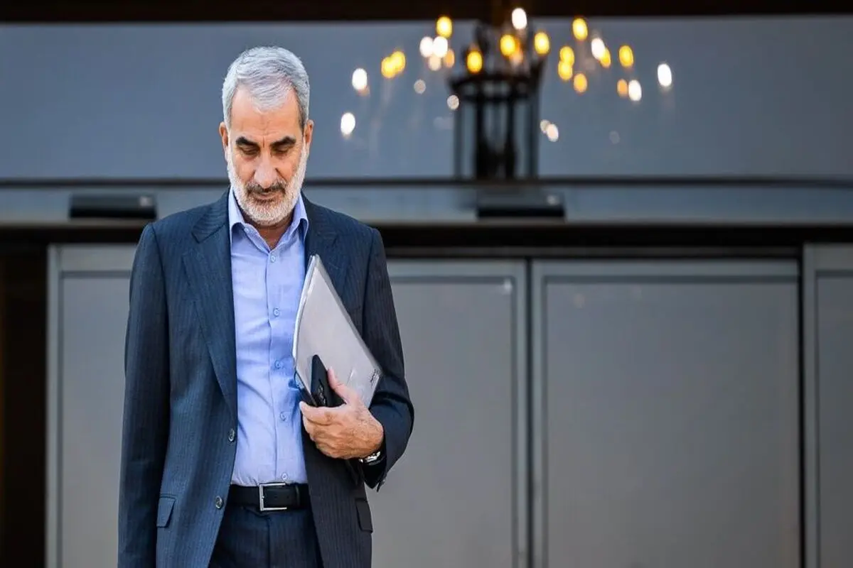 وزیری کوچک‌تر از قبای یک وزارتخانه
