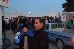 هزاران هوادار استقلالی پشت درب‌های بسته