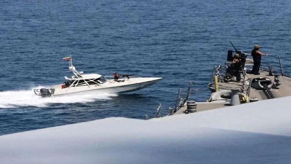 نزدیک شدن قایق‌های ایرانی به شناورهای جنگی آمریکا