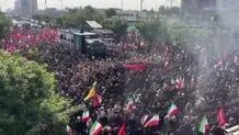توقف خودروی حامل پیکر رهبر شهید در میدان آزادی