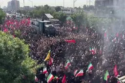 توقف خودروی حامل پیکر رهبر شهید در میدان آزادی