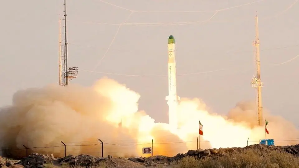 وزارة الدفاع : اطلاق تجریبي ثان لصاروخ ذوالجناح الحامل للاقمار الصناعیة 