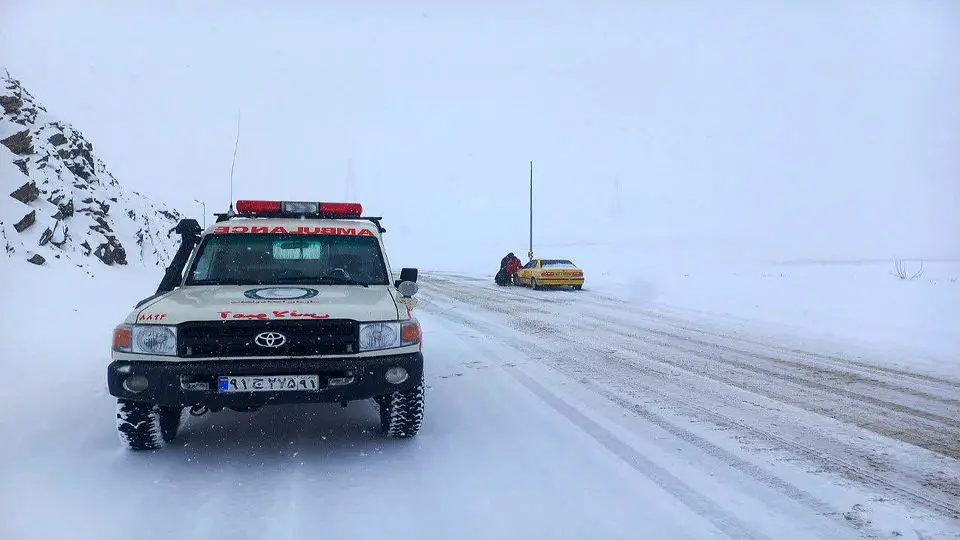 عملیات نجات ۴۰ خودروی گرفتار در برف خلخال + تصاویر و ویدئو
