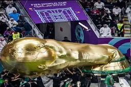 سقوط کاپ جام جهانی روی سر هواداران