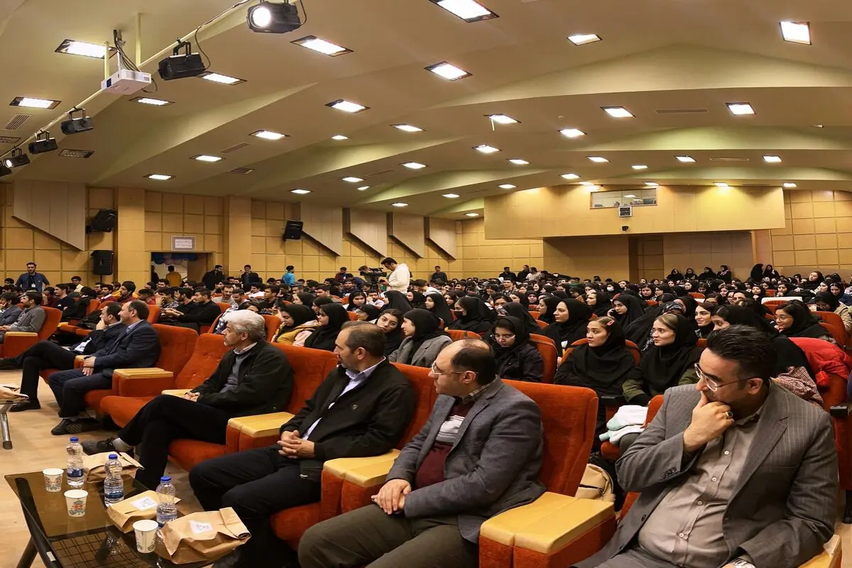 دانشجویان در مسیر جهاد علمی حرکت کنند