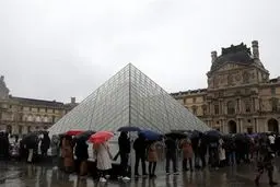 2 نفر از سارقان موزه لوور بازداشت شدند