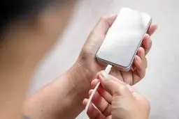 آیا شارژ کردن گوشی تا ۱۰۰ درصد به باتری آسیب می‌زند؟ 
