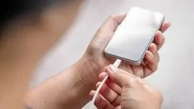 آیا شارژ کردن گوشی تا ۱۰۰ درصد به باتری آسیب می‌زند؟ 