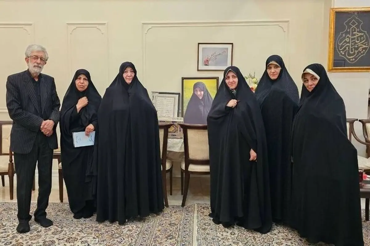 تصویری از دیدار معاون پزشکیان با خانواده همسر رهبر انقلاب / حدادعادل هم حضور داشت + عکس