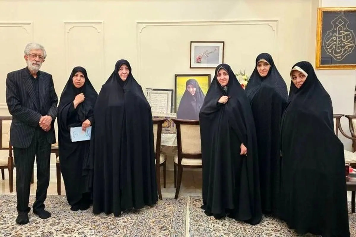 تصویری از دیدار معاون پزشکیان با خانواده همسر رهبر انقلاب / حدادعادل هم حضور داشت + عکس