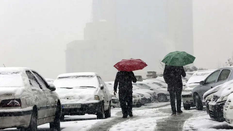 پایتخت دوباره با بارش برف قفل شد/ صف‌های طولانی در پایانه‌های تاکسیرانی