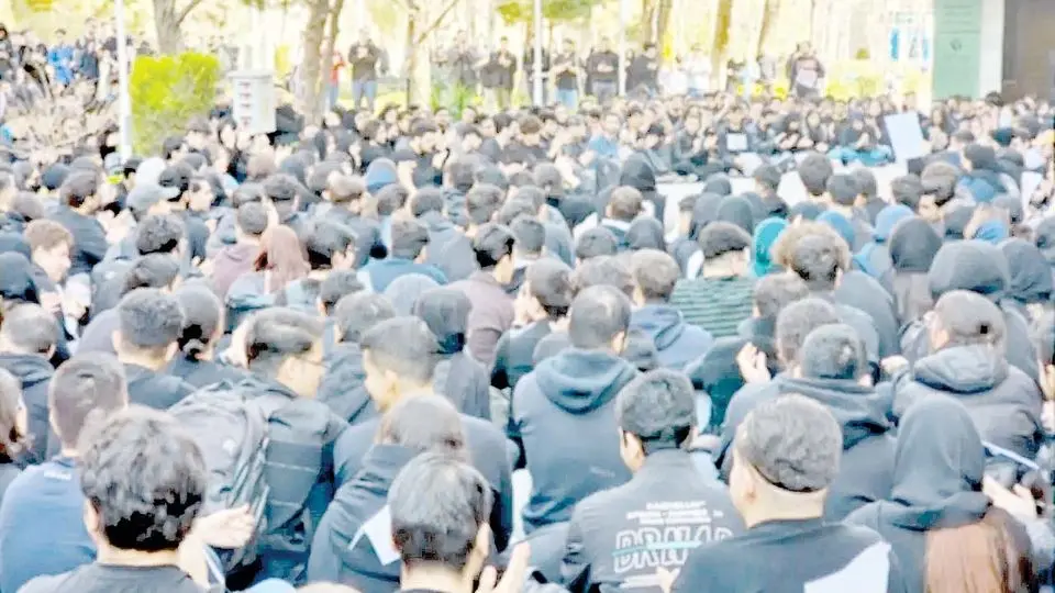 بازگشایی پر تنش