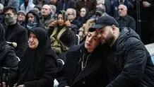 گریه سوزناک همسر مرحوم منوچهر والی زاده در مراسم تشییع + ویدئو