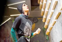سیمای زنی  در میان جمع*